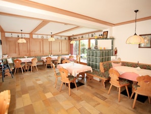 Buffet déjeuner gratuit tous les jours