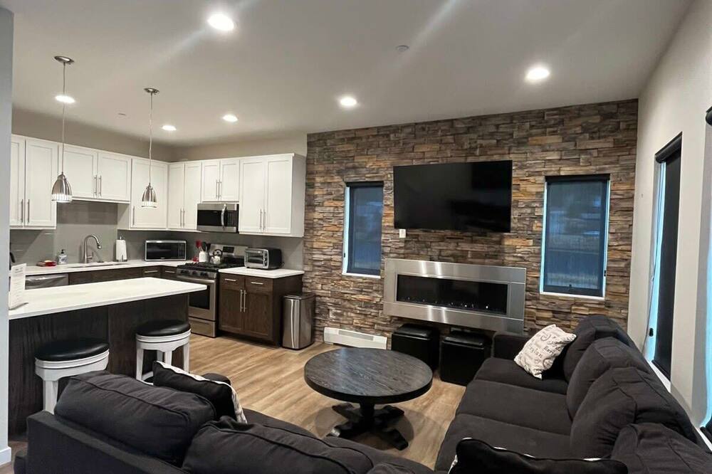 Rambler's Retreat \/ Sleeps 8 \/ Lakefront View
