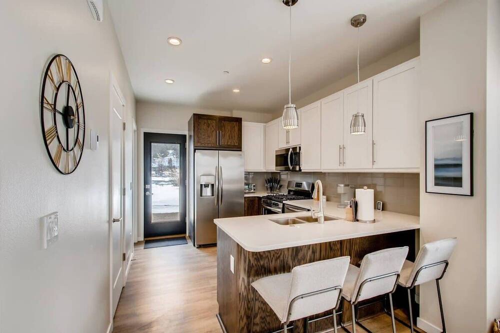 Griffith Mountain Manor \/ Lakefront Townhouse