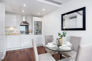 冷蔵庫、電子レンジ、コンロ、食器洗い機