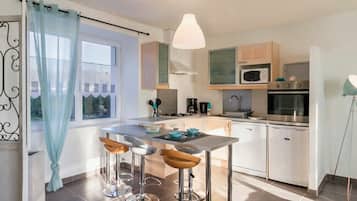 Een koelkast, een microgolfoven, een oven, een vaatwasser