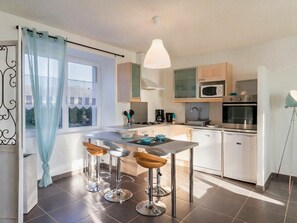 Fridge, microwave, oven, dishwasher - Charming Cottage near Pornic, 5km from Beach, Garden, WiFi, Family-Friendly (Pornic-Le Clion sur Mer)
