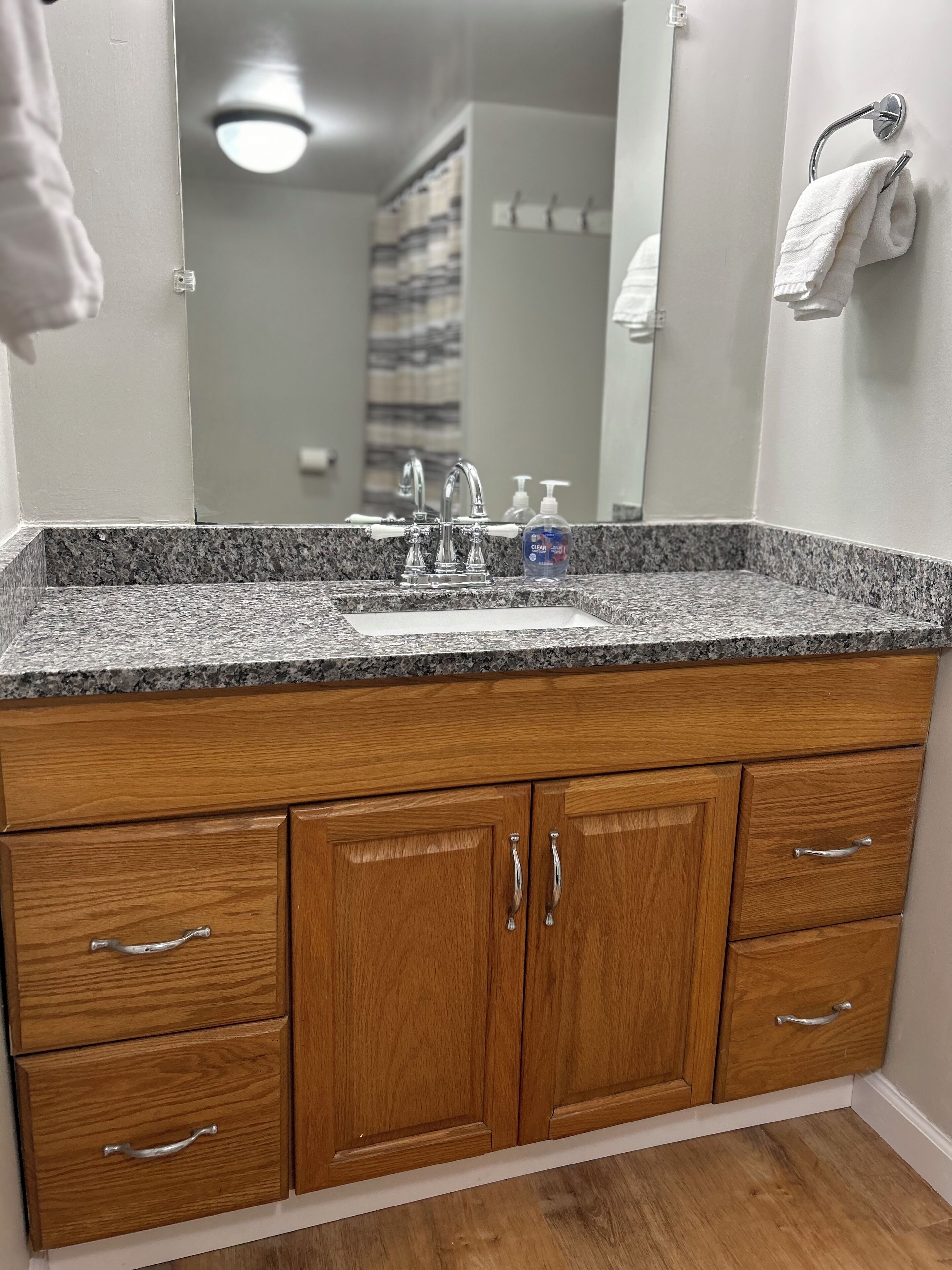 Ducha, secador de pelo, toallas, jabón