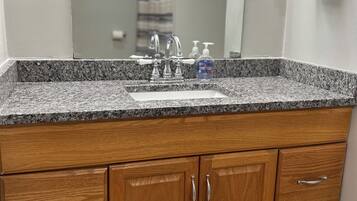 Regadera, secadora de cabello, toallas, jabón