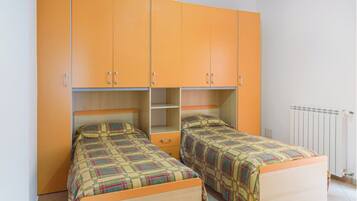 2 habitaciones, tabla de planchar con plancha y cuna de viaje