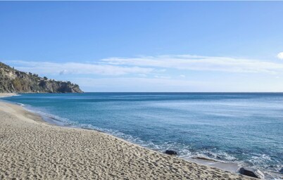 Apartment in Falerna 100sqm with Panoramic Gulf View, Free WiFi + SmartTv