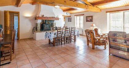 Charming Countryside Cottage Near Beach with Bikes and Garden