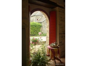 Unclassified image, 2 of 15, button