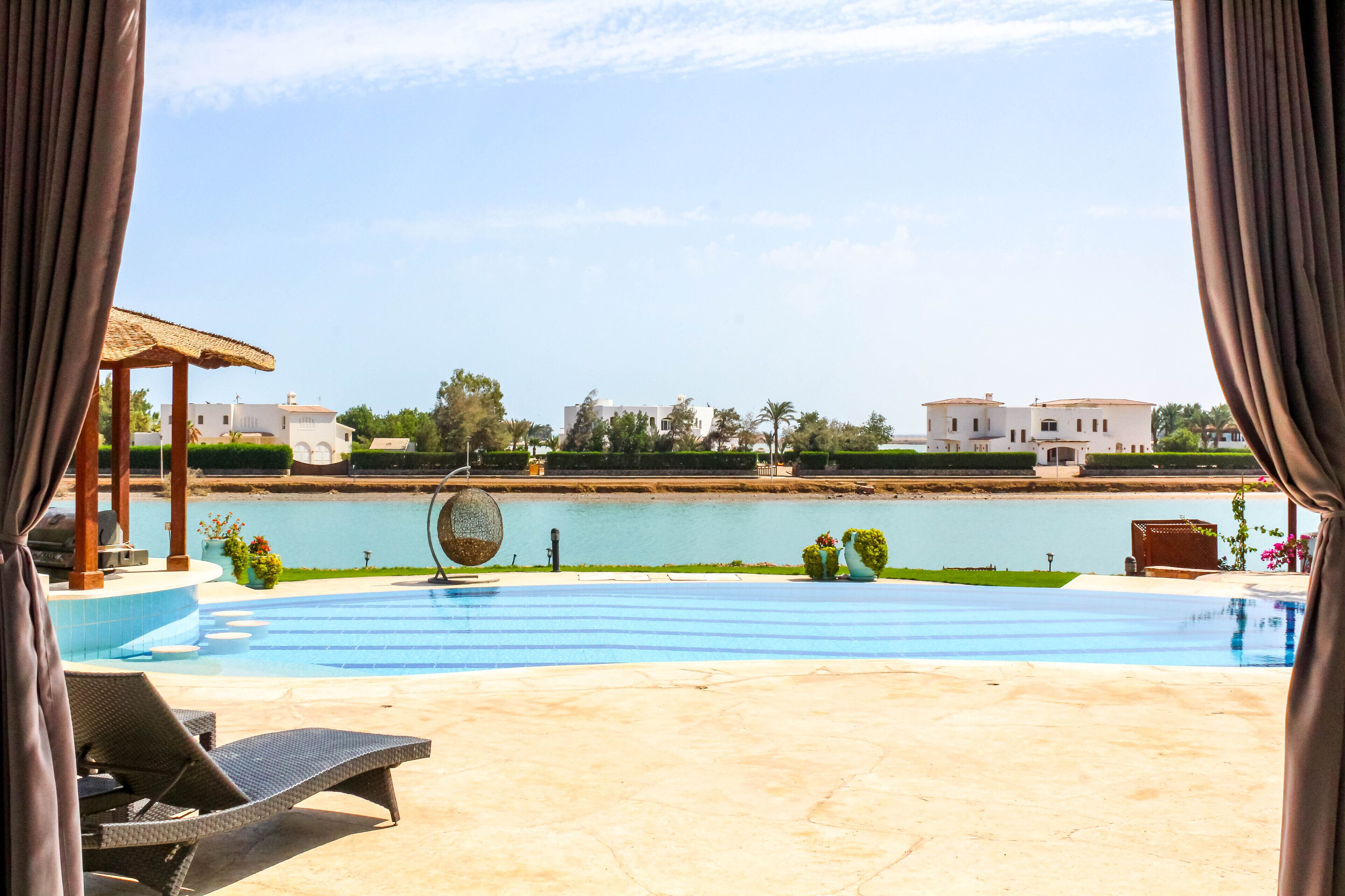 Una piscina al aire libre, una piscina climatizada