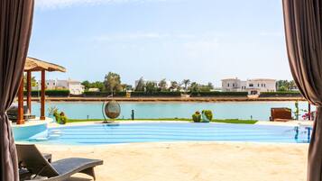 Een buitenzwembad en een verwarmd zwembad