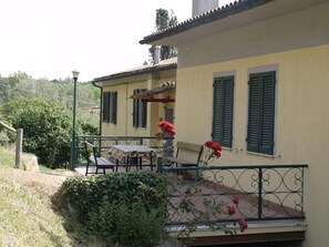 Outdoor dining - Apartment with 4 bedrooms and 3 bathrooms in a cozy vacation farmhouse. (Toscana)