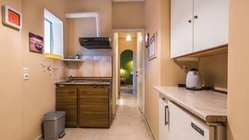 Fridge, oven, stovetop, electric kettle