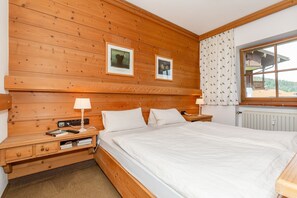 1 bedroom, internet, bed sheets