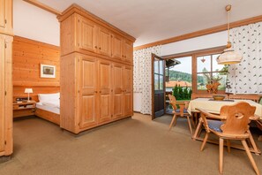 2 عدّة غرف نوم وخدمة الإنترنت وملاءات أسرّة