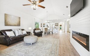 Smart TV - Biloxi Waterfront House With A View / Downtown Biloxi, Ocean Springs & Keesler (Biloxi)