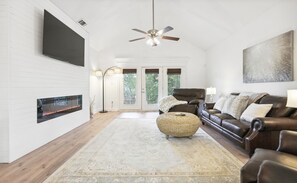 Smart TV - Biloxi Waterfront House With A View / Downtown Biloxi, Ocean Springs & Keesler (Biloxi)