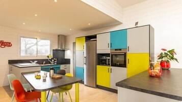 Réfrigérateur, micro-ondes, four, lave-vaisselle