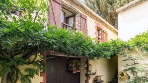 A building with a traditional architectural style, featuring a wooden door and shuttered windows. - Charming Farmhouse Near Nantes with Pond, WiFi, and Baby Equipment (Corcoué-sur-Logne)