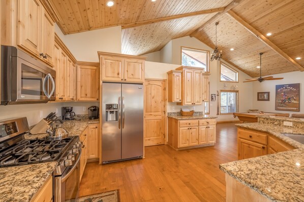 Fridge, microwave, oven, stovetop - Modern Chalet Jetted Spa. Close to Slopes and Lake (Big Bear)