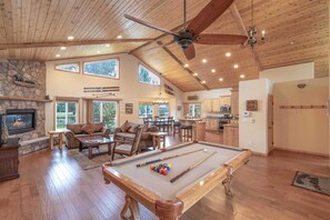 Game room - Modern Chalet Jetted Spa. Close to Slopes and Lake (Big Bear)