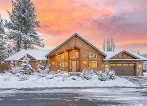 Exterior - Modern Chalet Jetted Spa. Close to Slopes and Lake (Big Bear)