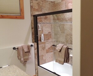 Combined shower/bathtub, hair dryer, towels, soap -  Upscale Town Home, Beautiful Mountain & Lake Views, AC, Game Room # 6053 (Estes Park)