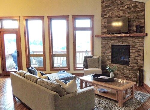  Upscale Town Home, Beautiful Mountain & Lake Views, AC, Game Room # 6053