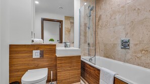 Ensemble douche/baignoire, sèche-cheveux, serviettes fournies, savon