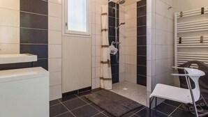 A modern bathroom with a shower, a toilet, and a sink. - Modern Coastal Home with Garden, Terrace & Parking Near Beaches - Pornic (Pornic)