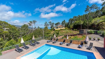 Piscina externa, espreguiçadeiras