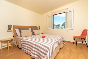 2 habitaciones, tabla de planchar con plancha y cuna de viaje 