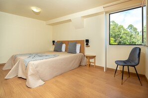 2 bedrooms, iron/ironing board, travel crib, free WiFi - Big house with 5 individual apartments,  pool and big BBQ (Prazers)