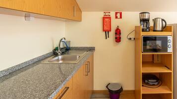 Geladeira, micro-ondas, cafeteira/chaleira, chaleira elétrica