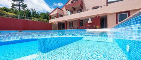 Außenpool, Liegestühle