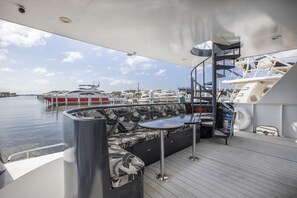 Porch - The Lady Pearl - Sleep Aboard A Yacht (St. Petersburg)