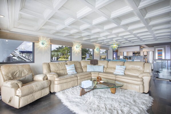 Living area - The Lady Pearl - Sleep Aboard A Yacht (St. Petersburg)