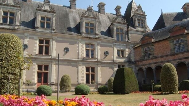 A historic building with symmetrical architecture, a central courtyard, and well-manicured gardens. - Modern House with Garden, Near Nantes - 3 Bedrooms, Wifi, Baby Equipment, Enclosed Garden (Nozay)