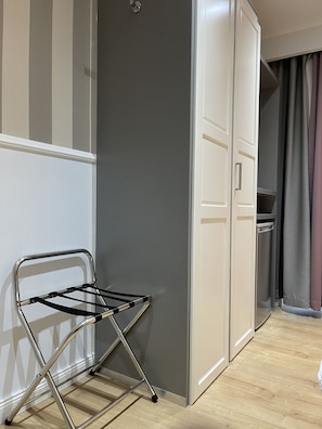 Individually decorated, individually furnished, desk, free WiFi - Résidence des Fleurs (Hombourg-Haut)