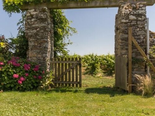 Luxury Vineyard Cottage with Modern Amenities Near Nantes