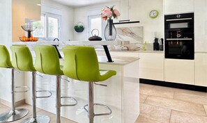 Frigorífico, microondas, horno y lavavajillas