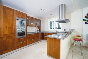 Réfrigérateur, four à micro-ondes, un four, lave-vaisselle