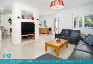 Televisio, DVD-soitin, pöytätennispöytä