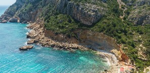 Cala Llibeig, eine Küstenlage mit schroffen Klippen und klarem, türkisblauem Wasser.