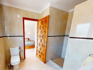 Baignoire, sèche-cheveux, serviettes fournies