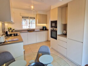 Kühlschrank, Mikrowelle, Ofen, Geschirrspüler