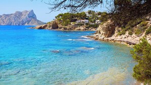 Cala Pinets, à Benissa, sur la Costa, est une zone côtière caractérisée par ses eaux d’un bleu limpide, ses rivages rocheux et ses bâtiments situés sur le flanc d’une colline.