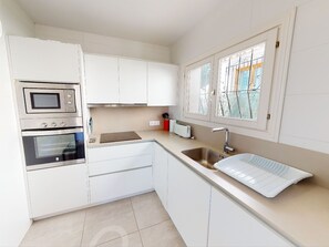 Jääkaappi, mikroaaltouuni, uuni, astianpesukone