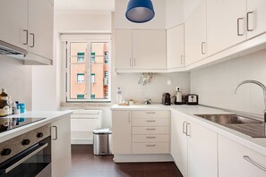 Fridge, microwave, oven, dishwasher - Flattered to be in Lisboa N (Lisboa ciudad)
