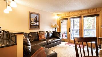 Een televisie en een open haard