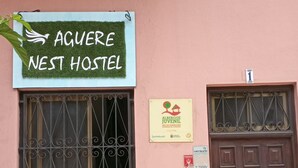 A hostel with a sign reading "AGUERE NEST HOSTEL". - Aguere Nest Hostel (San Cristóbal de La Laguna)